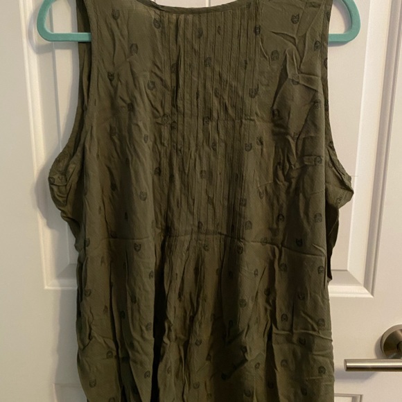 ❌SOLD❌ OLIVE OWL PLEATED TANK - Picture 5 of 5